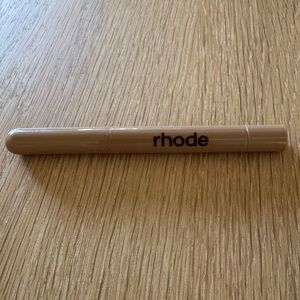 Rhode Peptide Lip Shape in Lunge